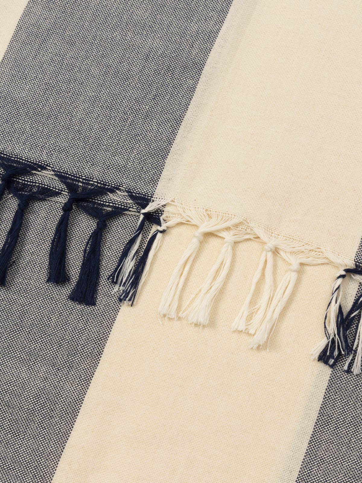 Leichtes Baumwoll-Strandtuch Fouta mit marineblauem Streifendruck und Stickerei