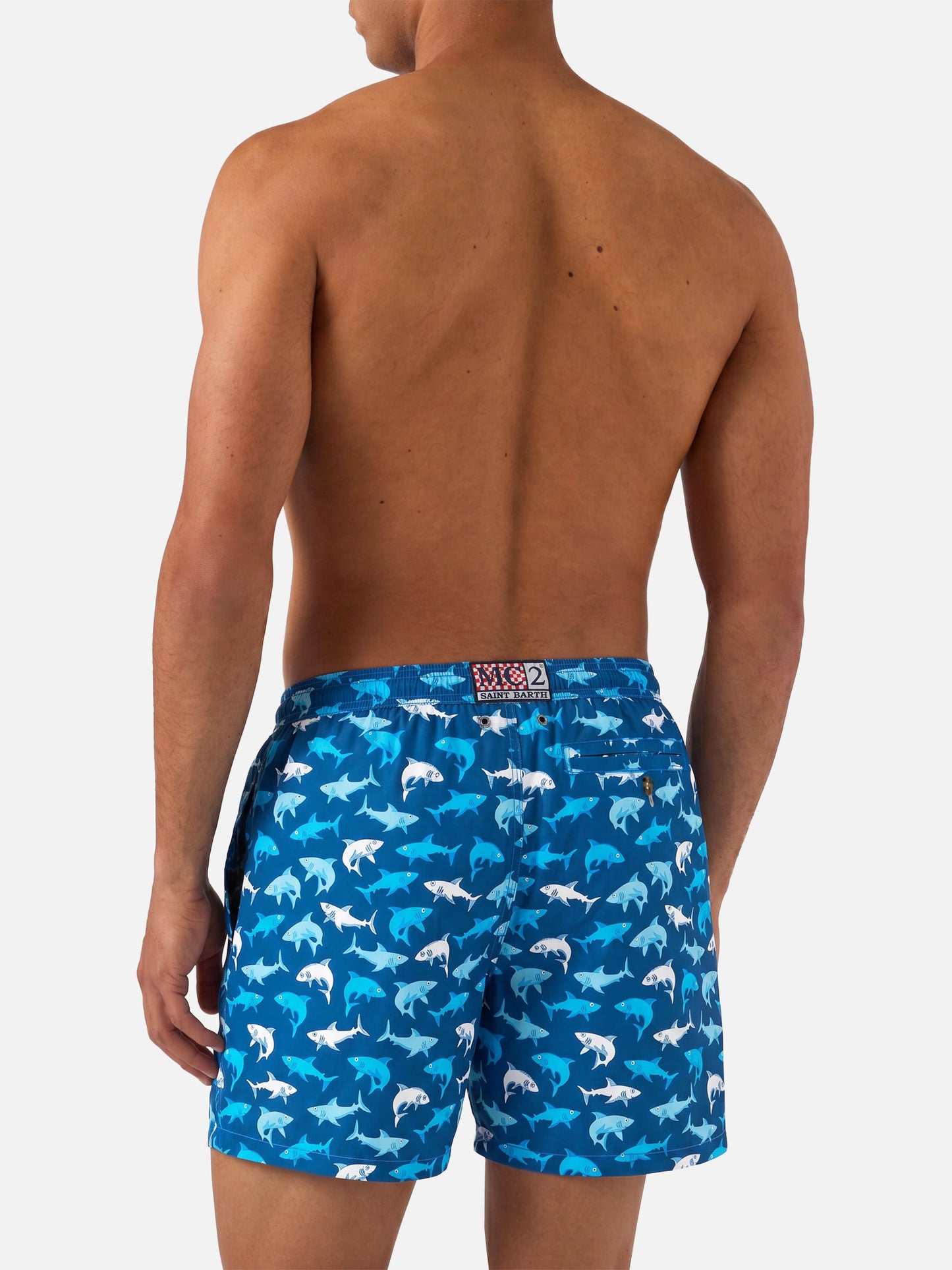 Bañador corto de hombre en tejido ligero con estampado multicolor de tiburones