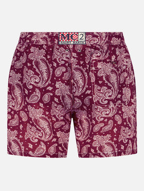 Herren-Badeshorts aus leichtem Stoff mit burgunderrotem Paisley-Print