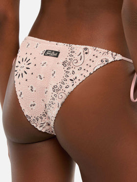 Klassische Badehose „Marielle“ in Rosa mit Bandana-Print – Crinkle-Triangel-Top „Leah“ in Rosa