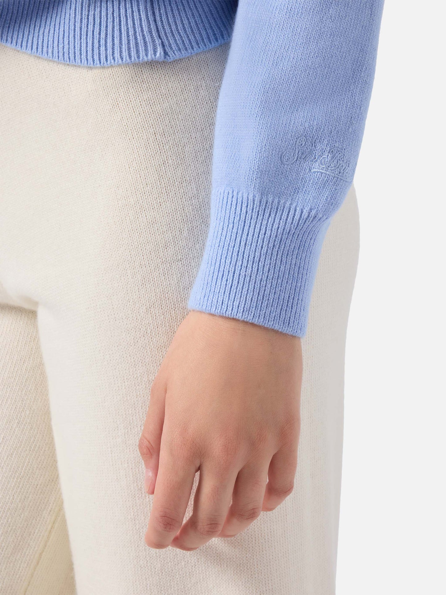 Hellblauer Pullover New Queen mit Nessuno te l'ha chiesto-Stickerei