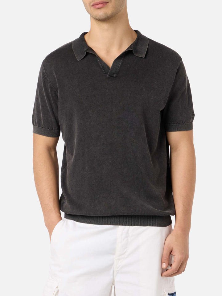 Polo Sloan in maglia nera senza bottoni con trattamento vintage