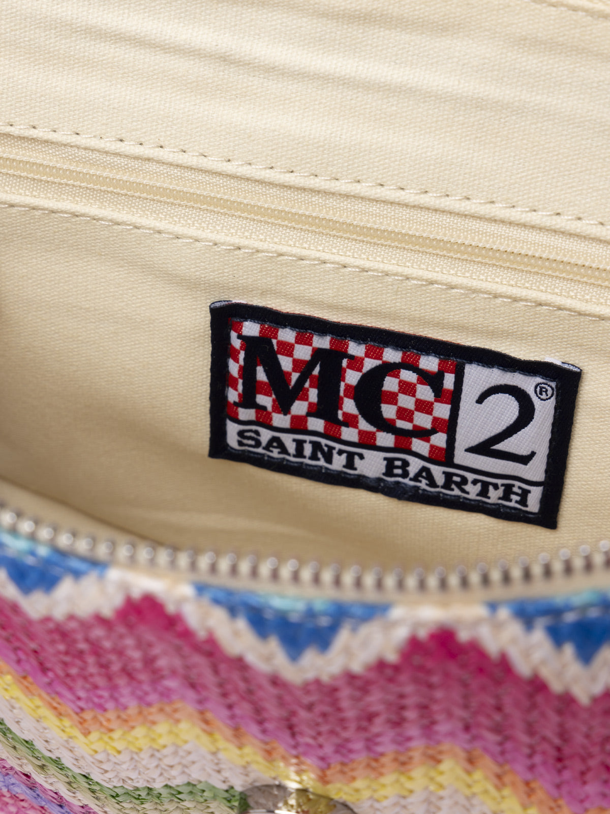 Strohpochette mit Fruchtanhängern