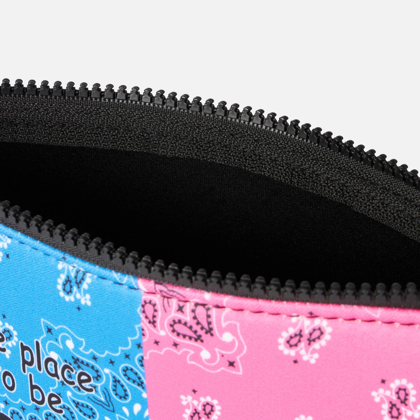 Aline Scuba-Pochette mit fluoreszierendem Bandana-Print