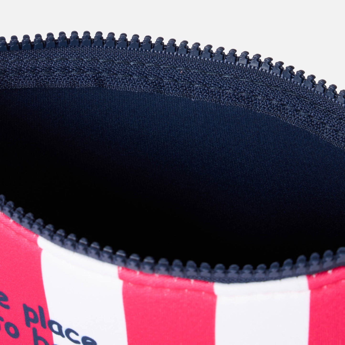 Aline Scuba-Pochette mit fuchsiafarbenem Streifendruck