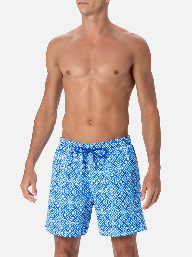 Mittellange Gustavia-Badeshorts für Herren mit geometrischem Majolika-Print