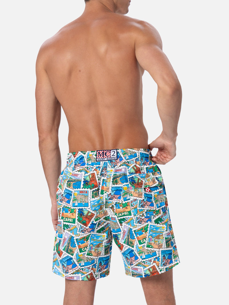 Mittellange Gustavia-Badeshorts für Herren mit Postkarten-Mix-Print | ALESSANDRO ENRIQUEZ SONDERAUSGABE