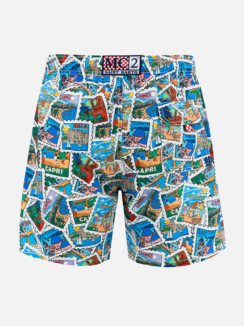 Mittellange Gustavia-Badeshorts für Herren mit Postkarten-Mix-Print | ALESSANDRO ENRIQUEZ SONDERAUSGABE