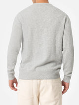 Man gray sweater Heron with Spritz glass