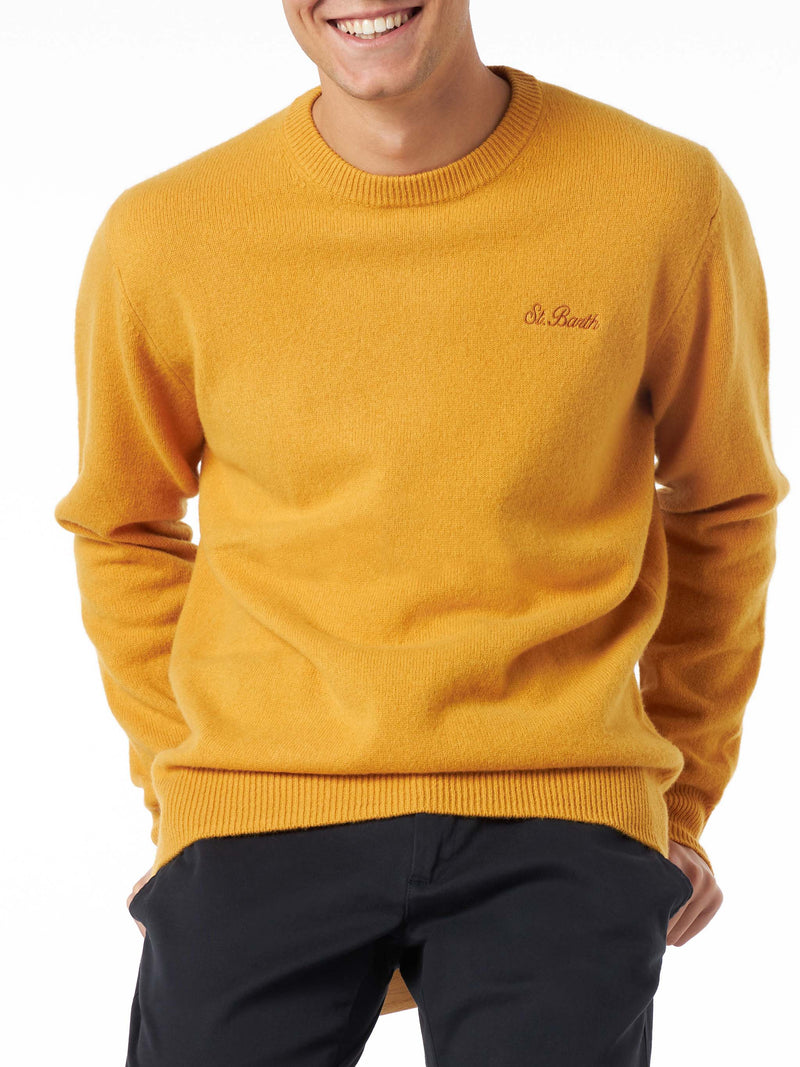 Maglione da uomo girocollo giallo ocra con ricamo St. Barth