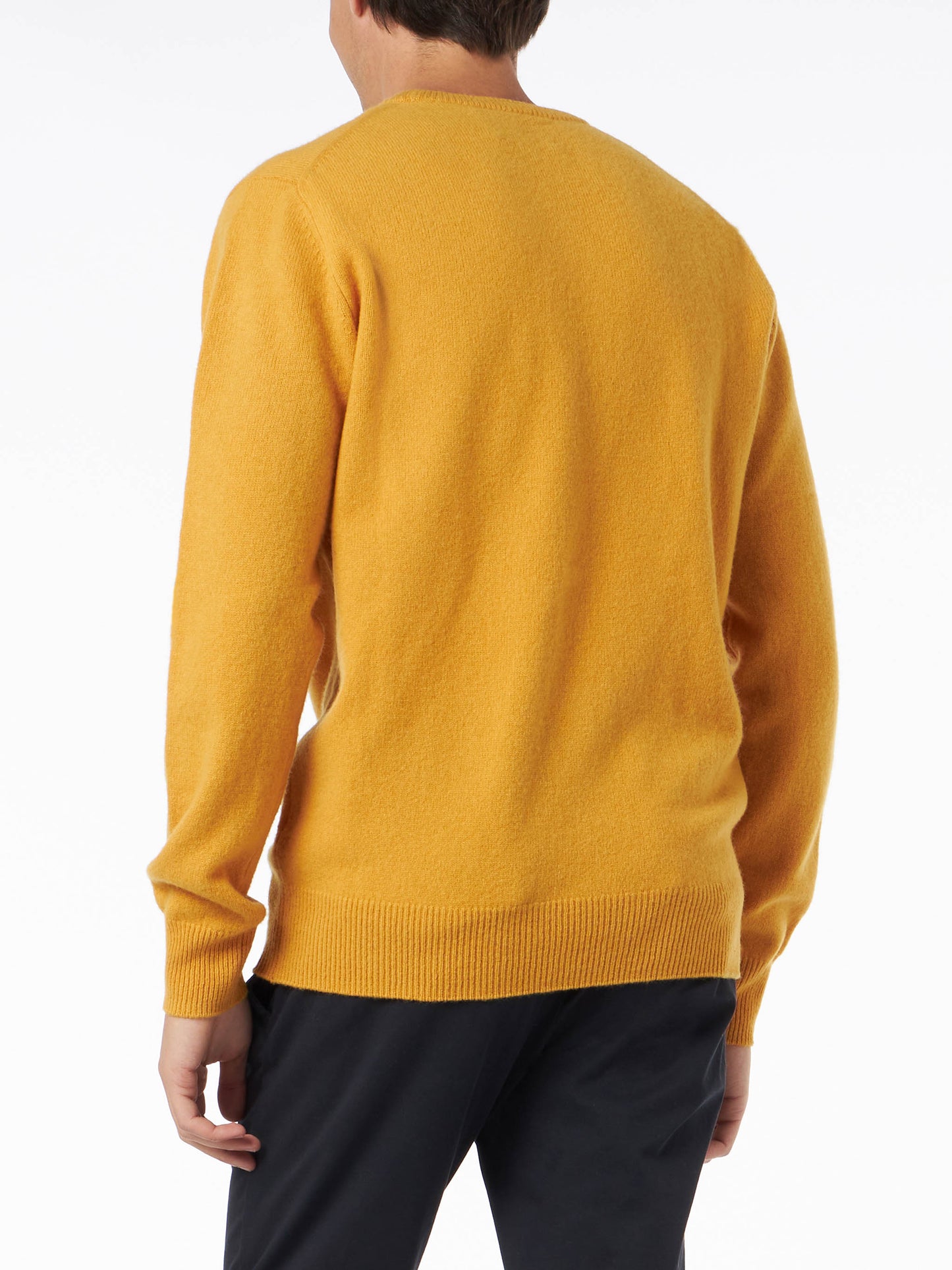 Ockergelber Herrenpullover mit Rundhalsausschnitt und St. Barth-Stickerei