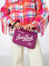 Pouch a tracolla Parisienne sherpa in velluto trapuntato fucsia