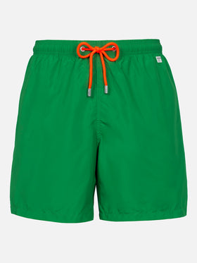 Grasgrüne Badeshorts für Herren aus leichtem Stoff Lighting Pantone | PANTONE® SPECIAL EDITION