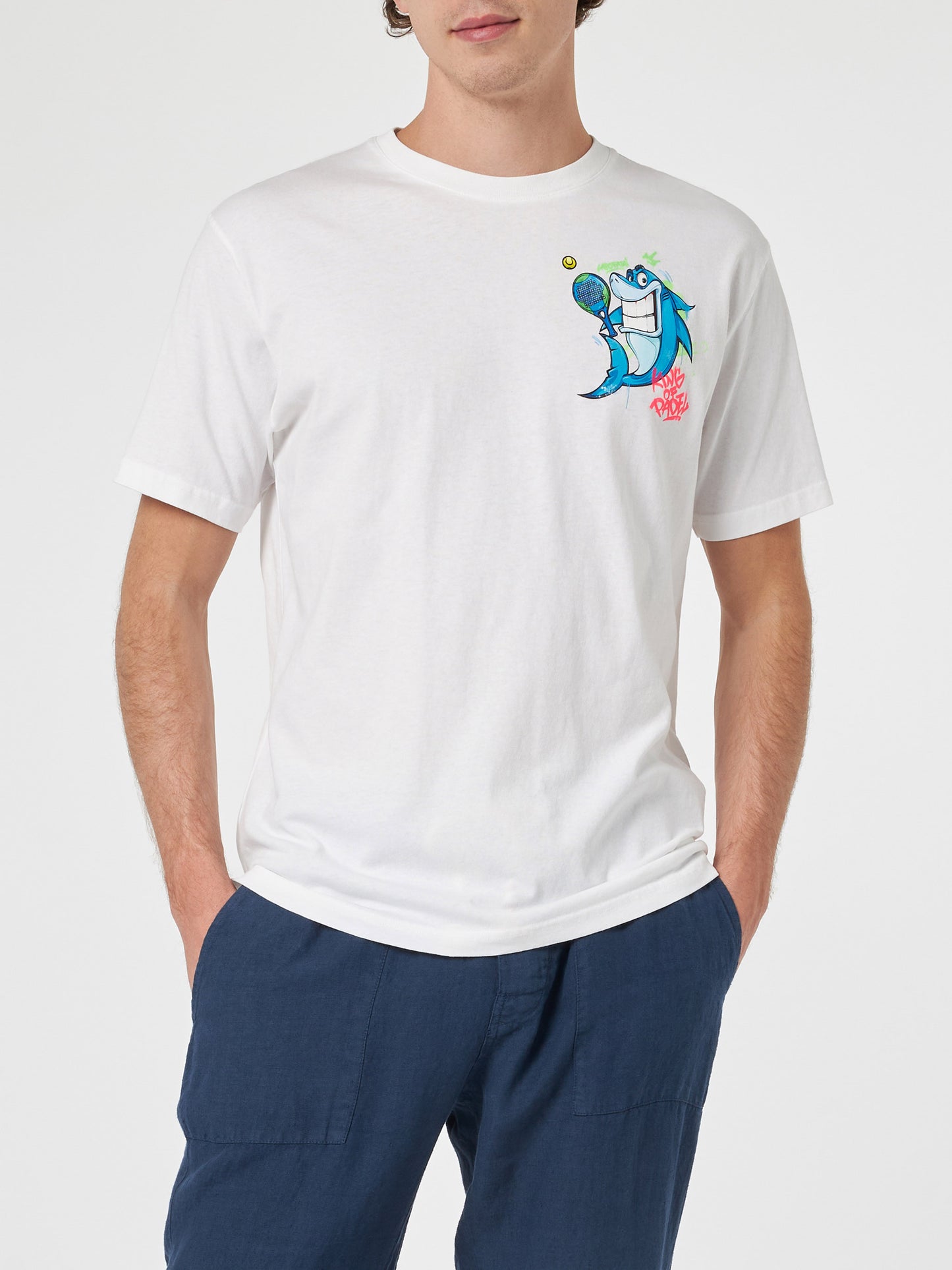 Herren-Baumwoll-T-Shirt mit platziertem Aufdruck „Crypto Marionetten Shark Padel“ auf Vorder- und Rückseite | CRYPTO PUPPETS SONDERAUSGABE