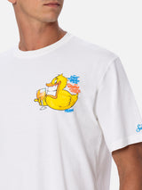 Herren-Baumwoll-T-Shirt mit platziertem Aufdruck „Cryptopuppets Ducky Aperitif“ auf Vorder- und Rückseite | CRYPTOPUPPET-SONDERAUSGABE