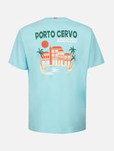 T-shirt da uomo in cotone con stampa piazzata cartolina Porto Cervo Addicted