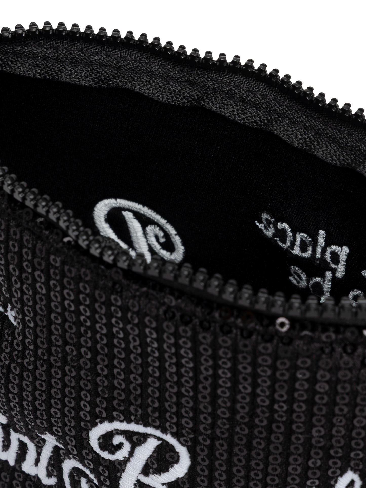 Schwarze Aline-Pochette mit Pailletten und aufgesticktem Logo