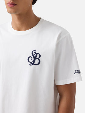 Camiseta Arnott en blanco con bordado del monograma SB 