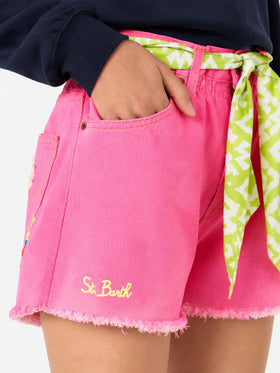 Short en denim Arizona rose avec broderies et appliqués 