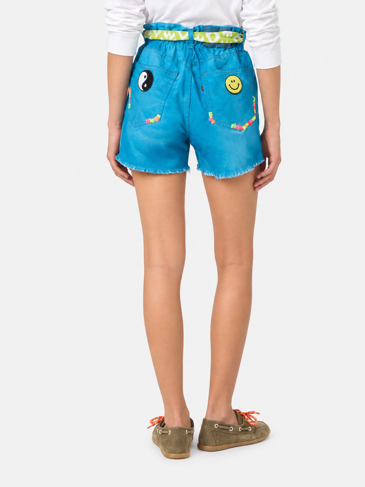 Short en denim Arizona turquoise avec broderies et appliqués 