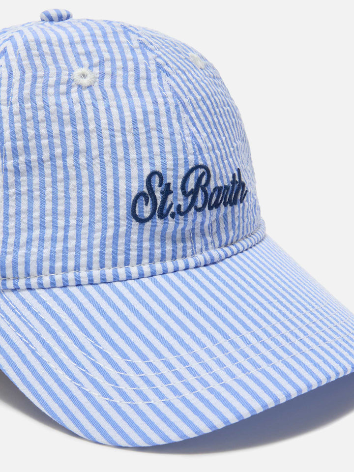 Cappellino Baseball con visiera in cotone seersucker a righe azzurre e bianche