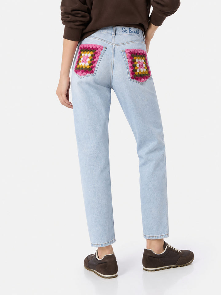 Jeans Belleville en denim azul claro con bolsillos de crochet 