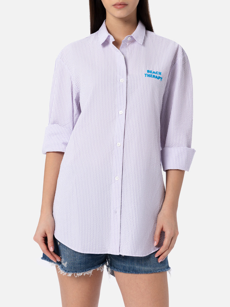 Camicia da donna in cotone con stampa a righe Brigitte con ricamo Beach Therapy davanti e dietro