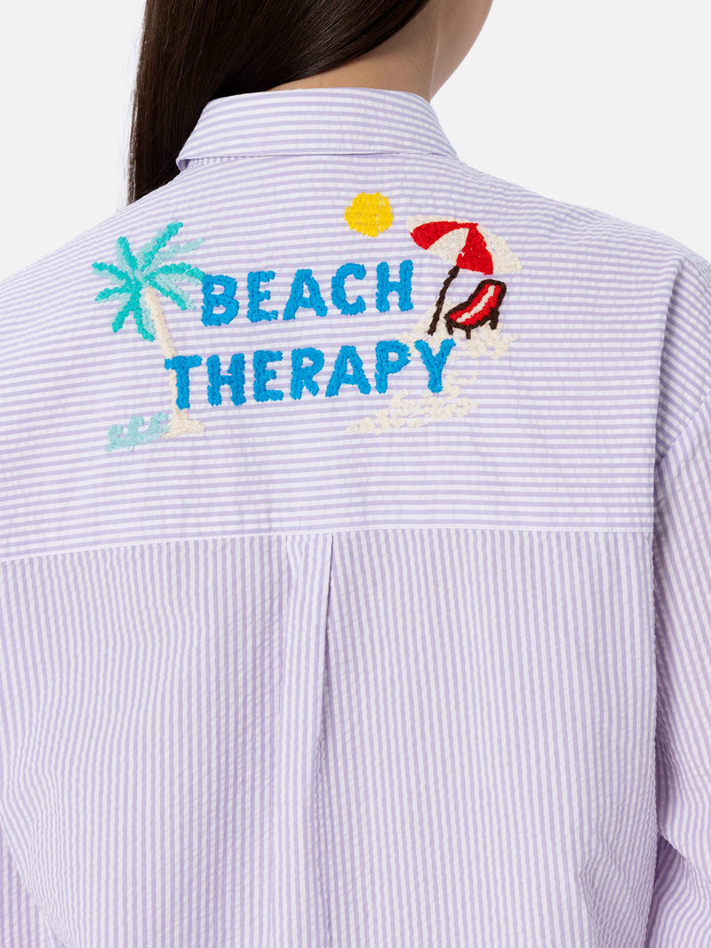 Camicia da donna in cotone con stampa a righe Brigitte con ricamo Beach Therapy davanti e dietro