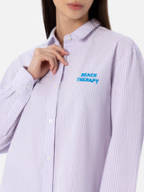 Camicia da donna in cotone con stampa a righe Brigitte con ricamo Beach Therapy davanti e dietro