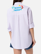 Camicia da donna in cotone con stampa a righe Brigitte con ricamo Beach Therapy davanti e dietro