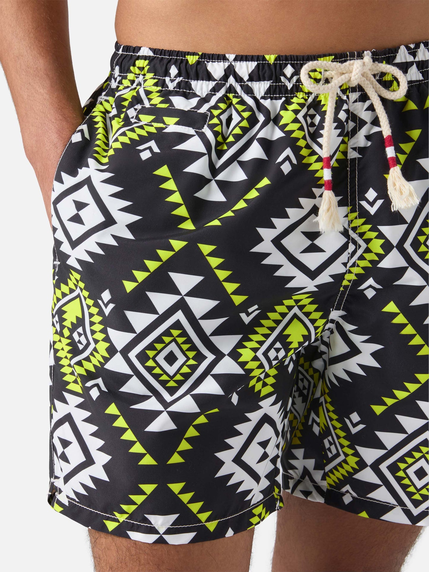 Mittellange Badeshorts im Caprese-Stil mit Ethno-Print