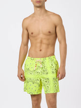 Herren-Badeshorts mit neongelbem Bandana-Print