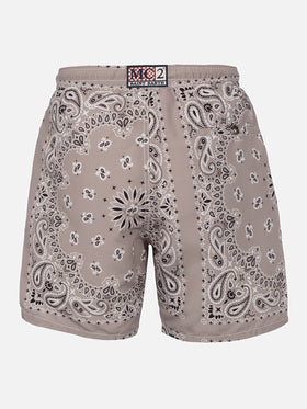 Mittellange Badeshorts Caprese mit beigem Bandanna-Print