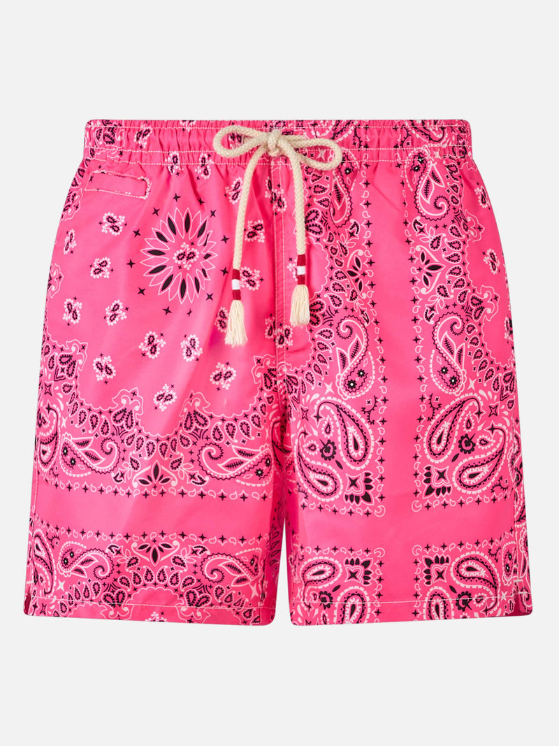 Herren-Badeshorts mit rosa Bandana-Aufdruck