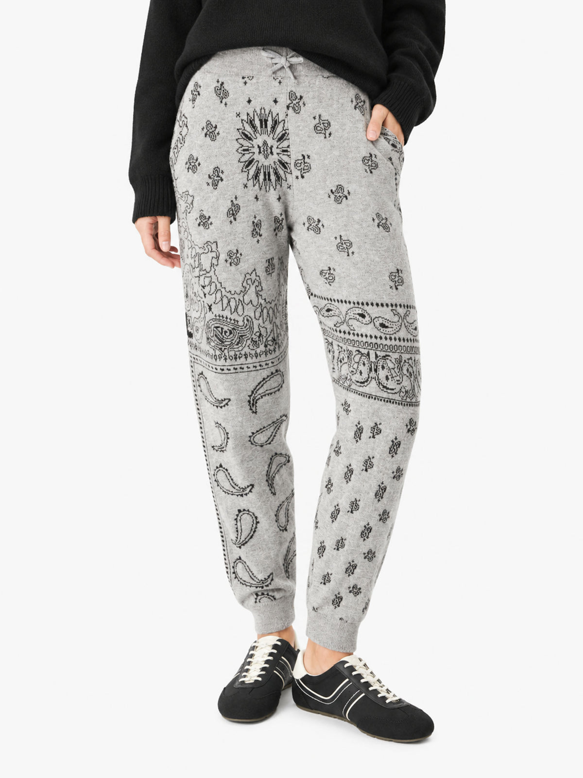 Gestrickte Sweatpants Charlie mit grauem Bandana-Print 