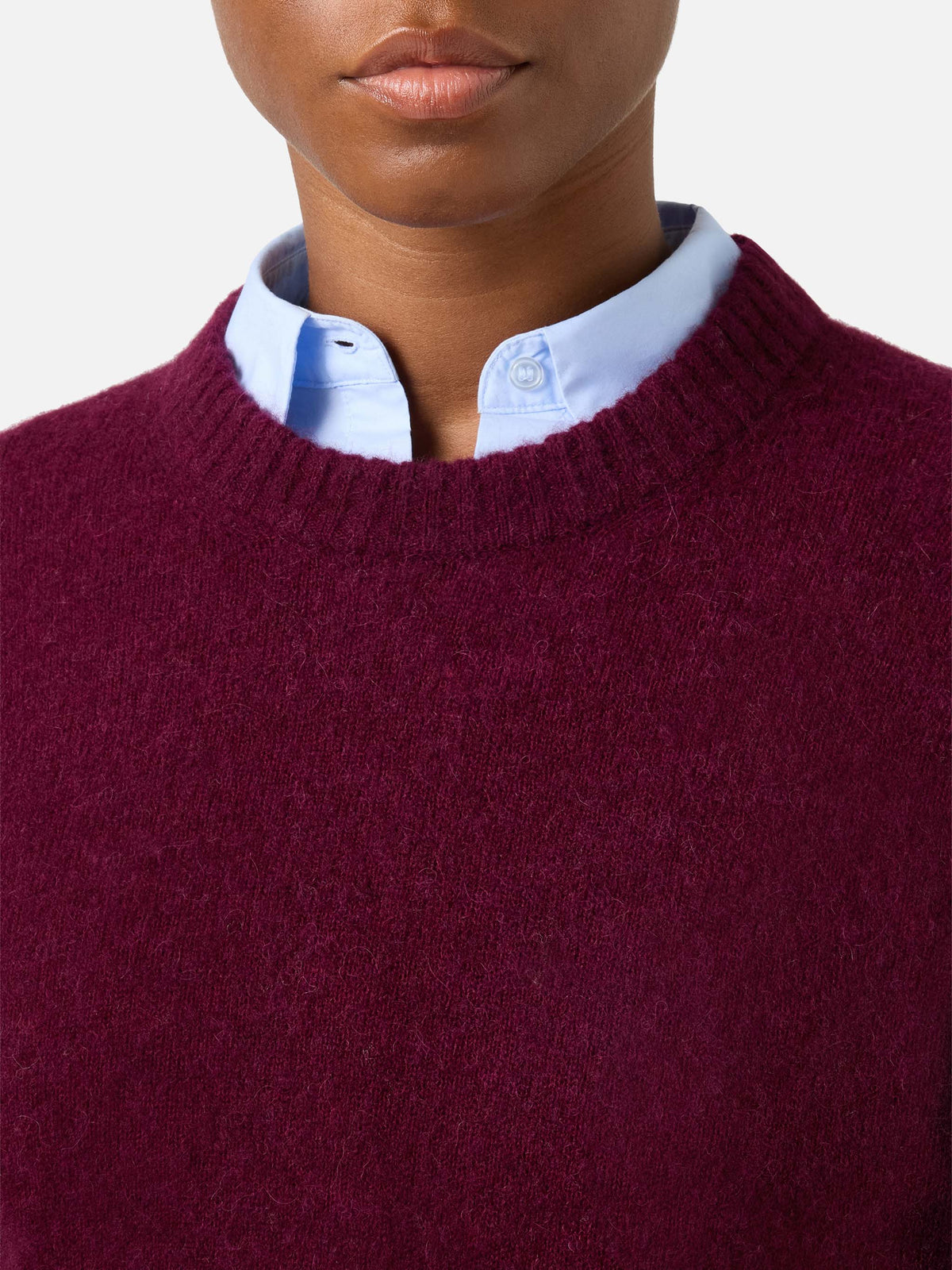 Pull col rond Lucille couleur aubergine en doux mélange de laine d’alpaga avec broderie logo 