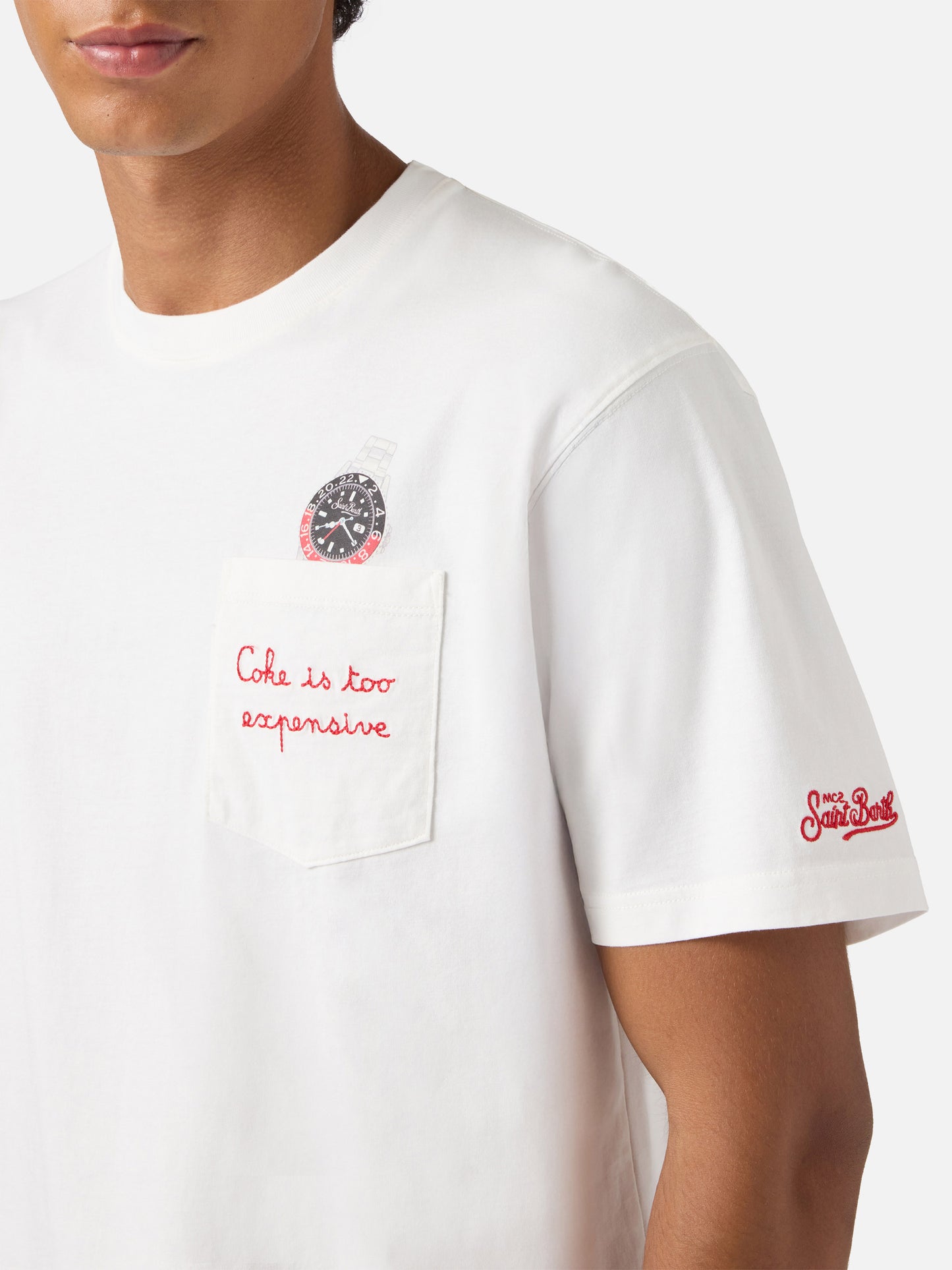 T-shirt Connor in cotone bianco con ricamo sul taschino Coke is too expensive