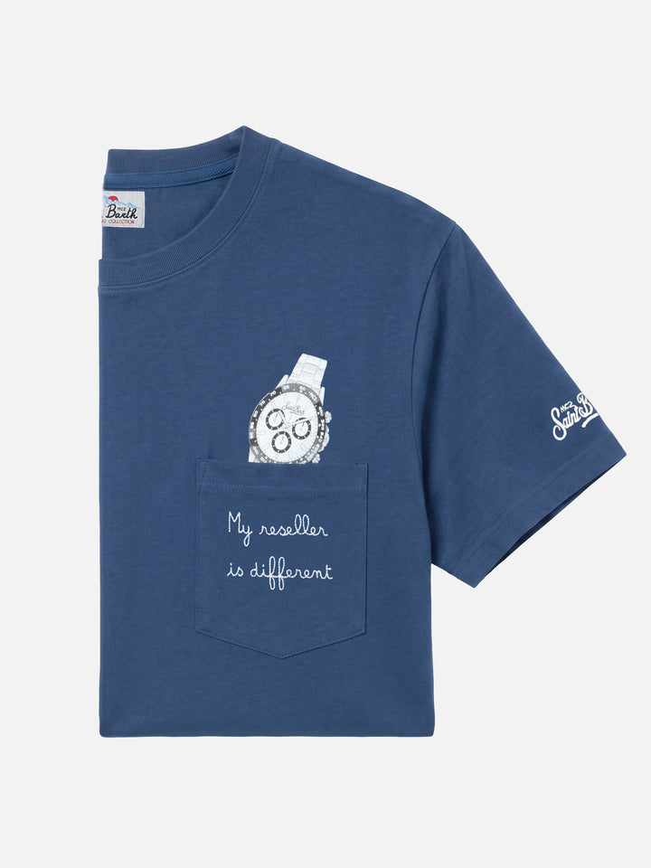 Blaues Connor T-Shirt aus Baumwolle mit „My reseller is different“-Stickerei auf der Tasche 