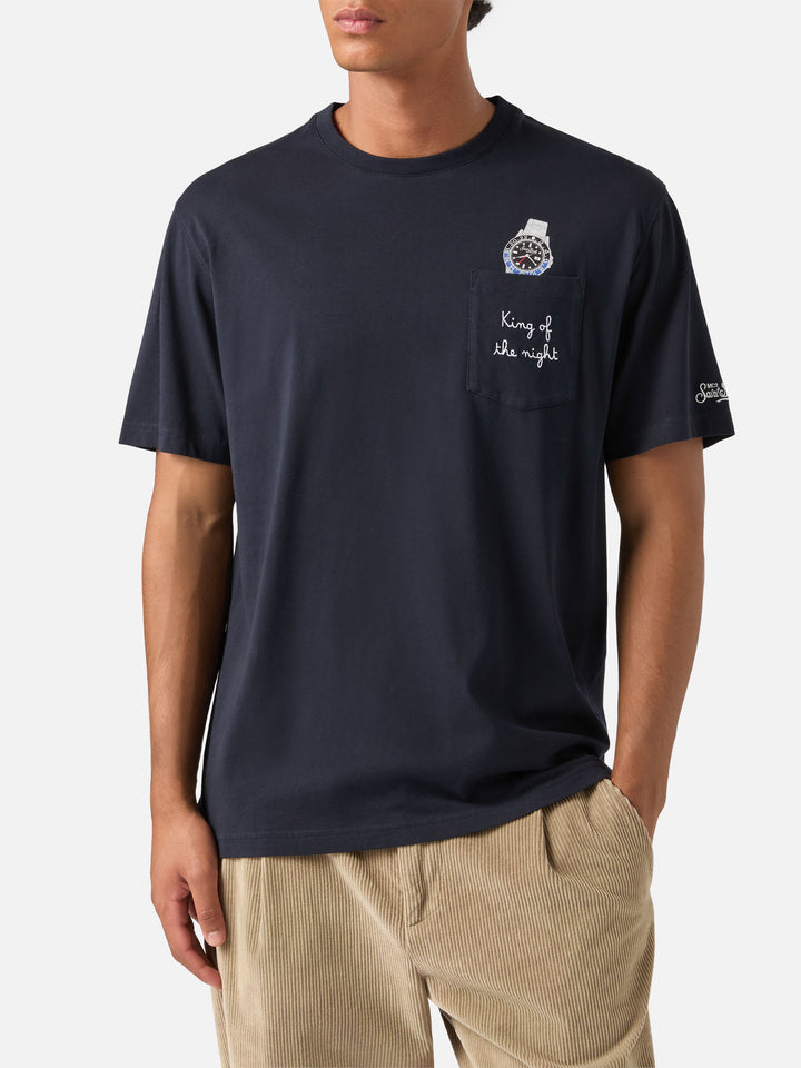 Camiseta de algodón orgánico blue Connor azul marino con estampado de reloj y bordado King Of The Night 