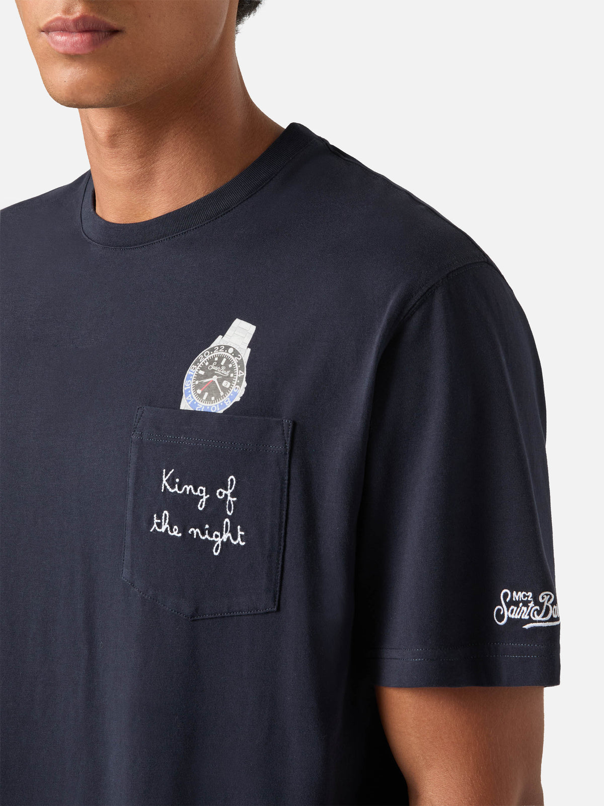 Camiseta de algodón orgánico blue Connor azul marino con estampado de reloj y bordado King Of The Night 