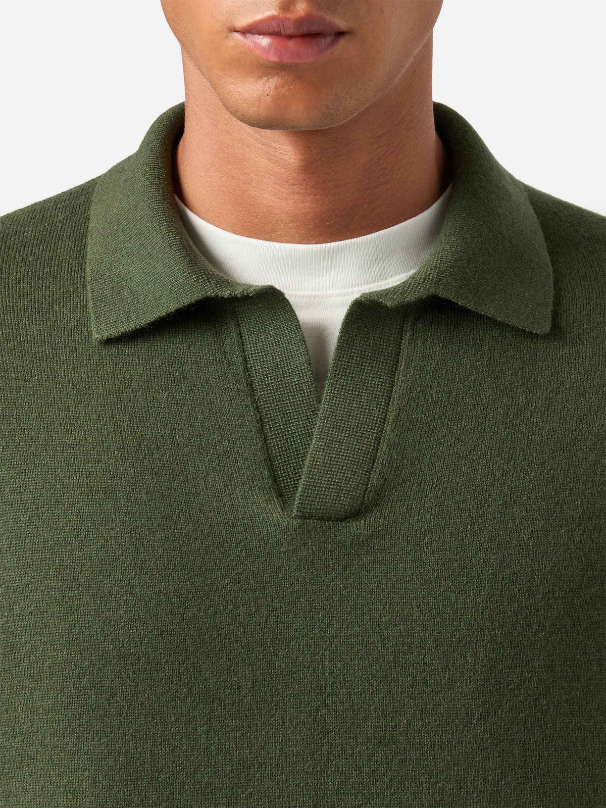 Poloshirt aus einer Merinowoll- und Kaschmirmischung in Military Green Covent 