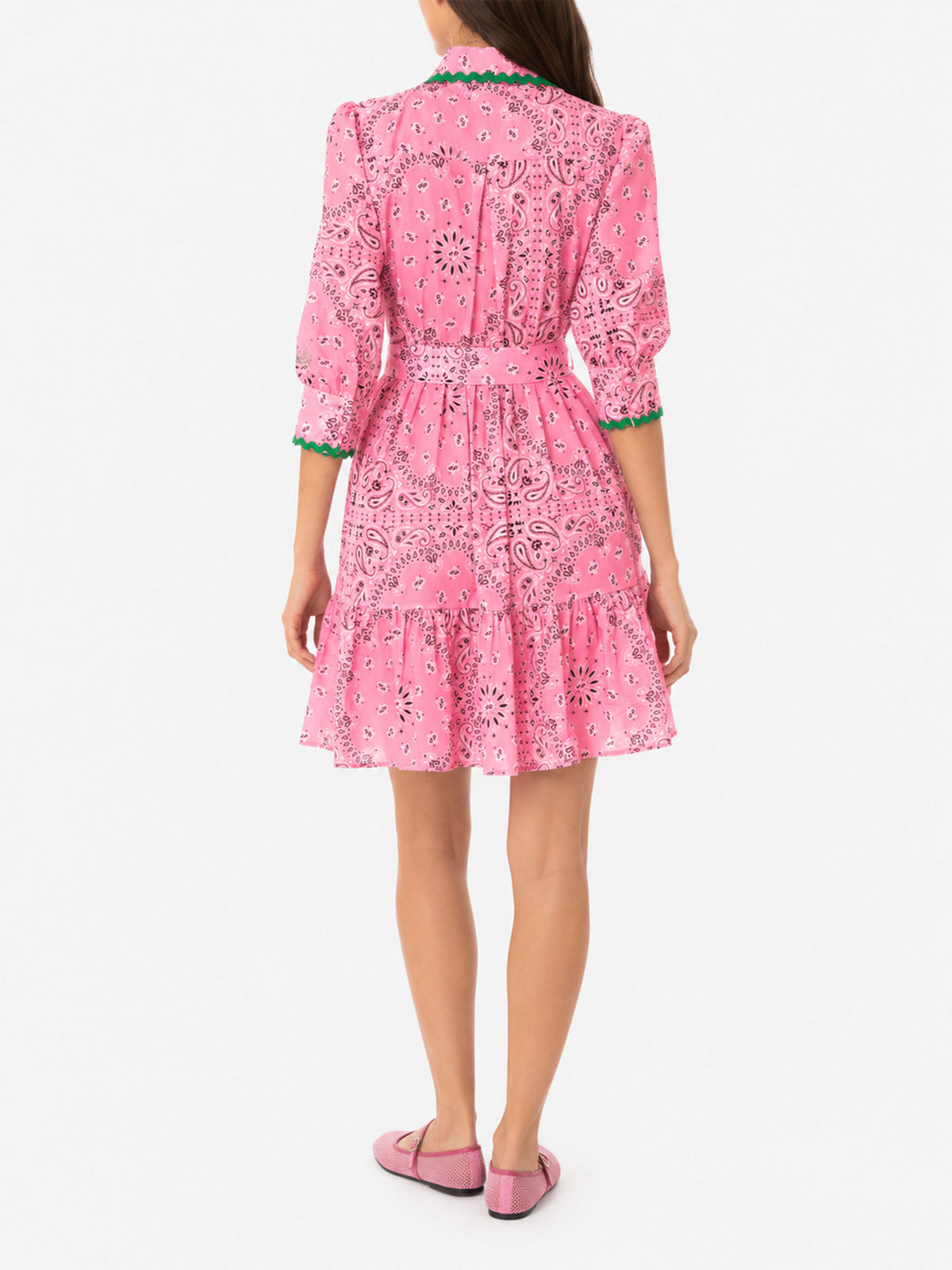 Kurzes Baumwollkleid Daisi mit Bandanna-Print und Stickereien 