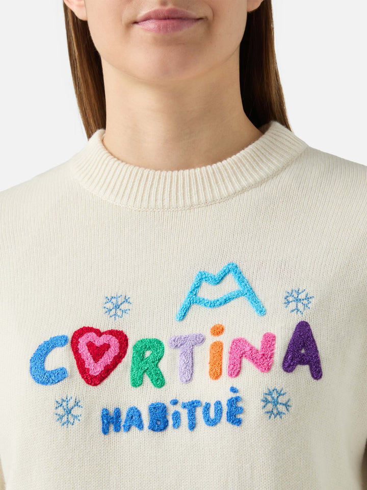 White crewneck Danya with Cortina Habitué patch