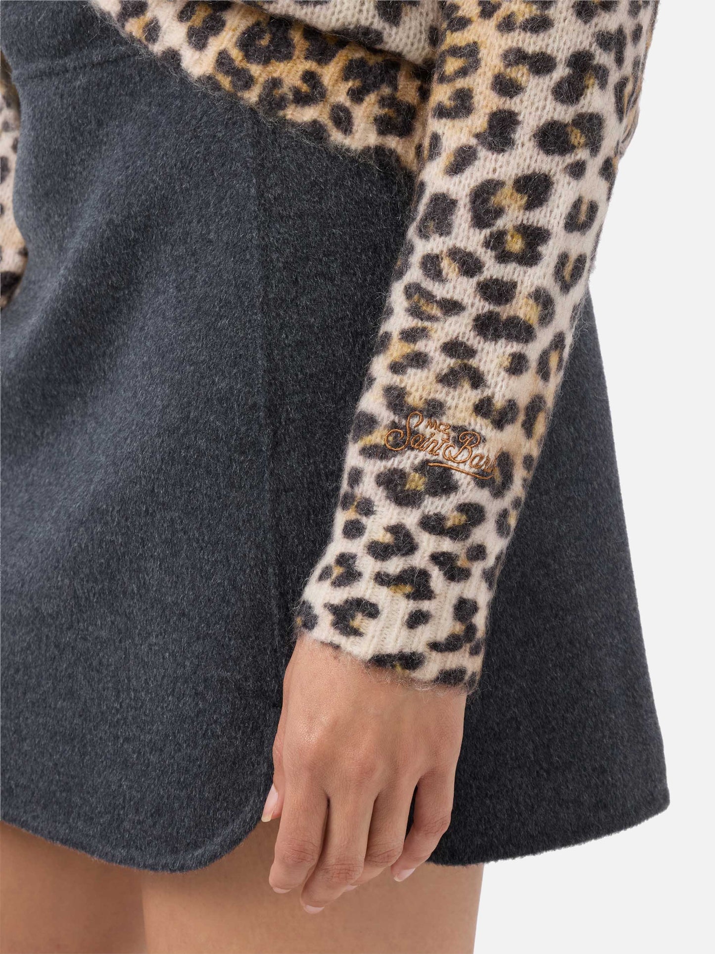 Elara V-neck sweater in camel mohair blend with leopard print