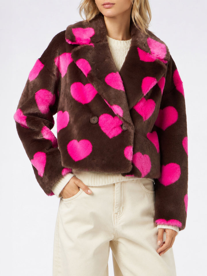 Veste courte Emelyn en fausse fourrure avec imprimé cœur 