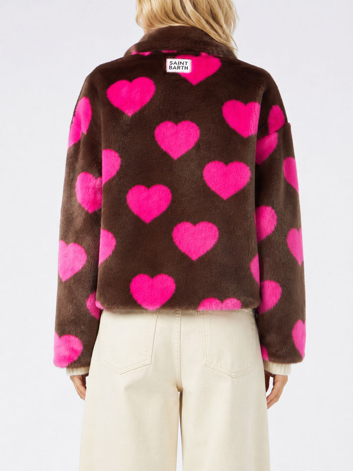 Veste courte Emelyn en fausse fourrure avec imprimé cœur 