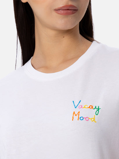 T-shirt da donna girocollo Emilie in jersey di cotone con ricamo Vacay Mood