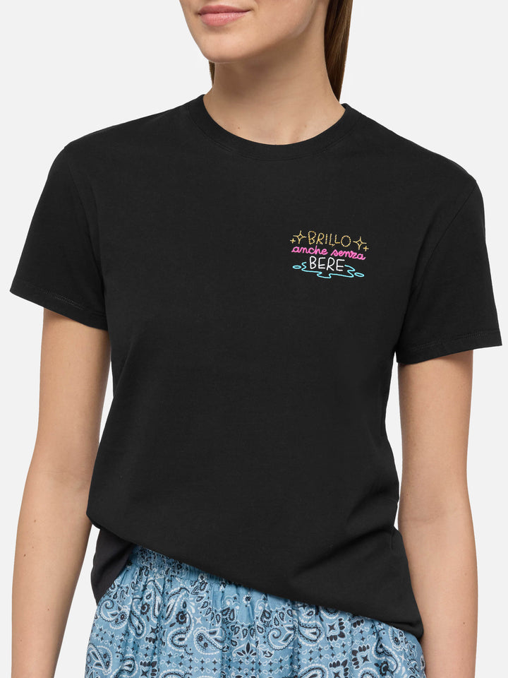 T-Shirt „Emilie“ aus Baumwolle mit „Brillo senza bere“-Stickerei | INSULTI LUMINOSI SONDEREDITION