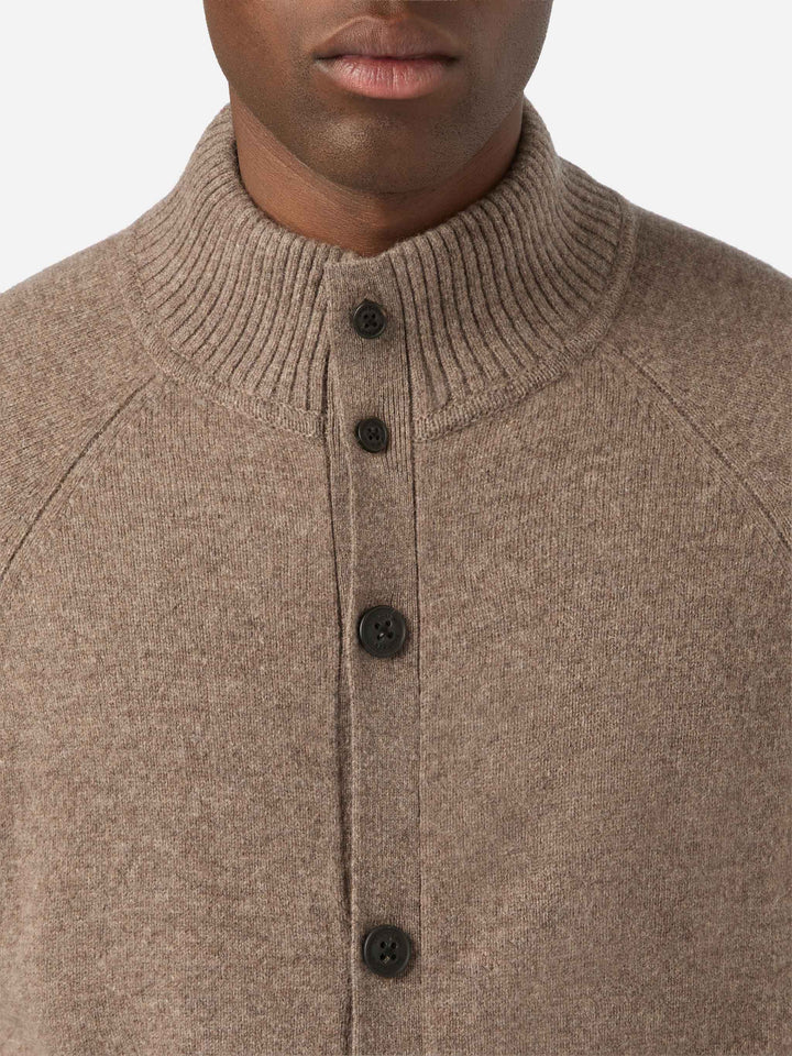 Beiger Galway Cardigan aus Lammwolle mit hohem Kragen 