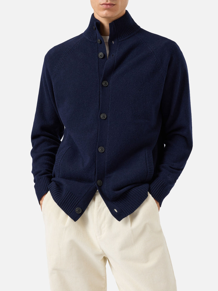 Marineblauer blue Galway Cardigan aus Lambswool mit hohem Kragen 